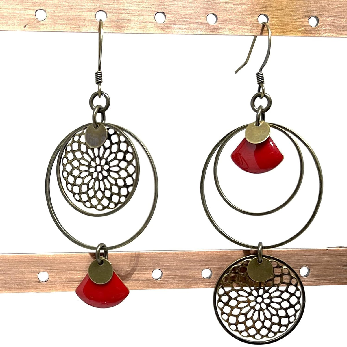 Boucles d'oreilles asymétriques rosaces et sequins émaillés rouge