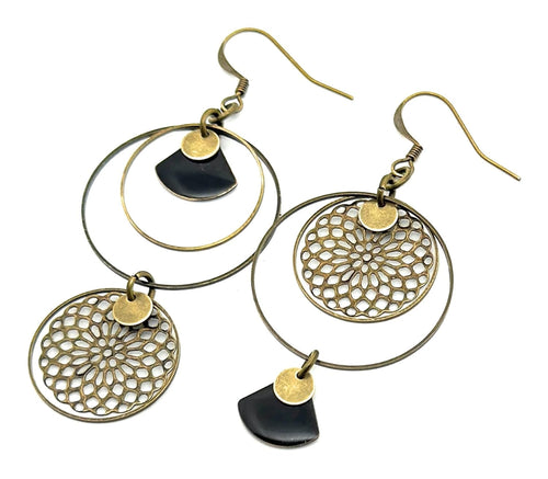 Boucles d'oreilles asymétriques rosaces et sequins émaillés noir