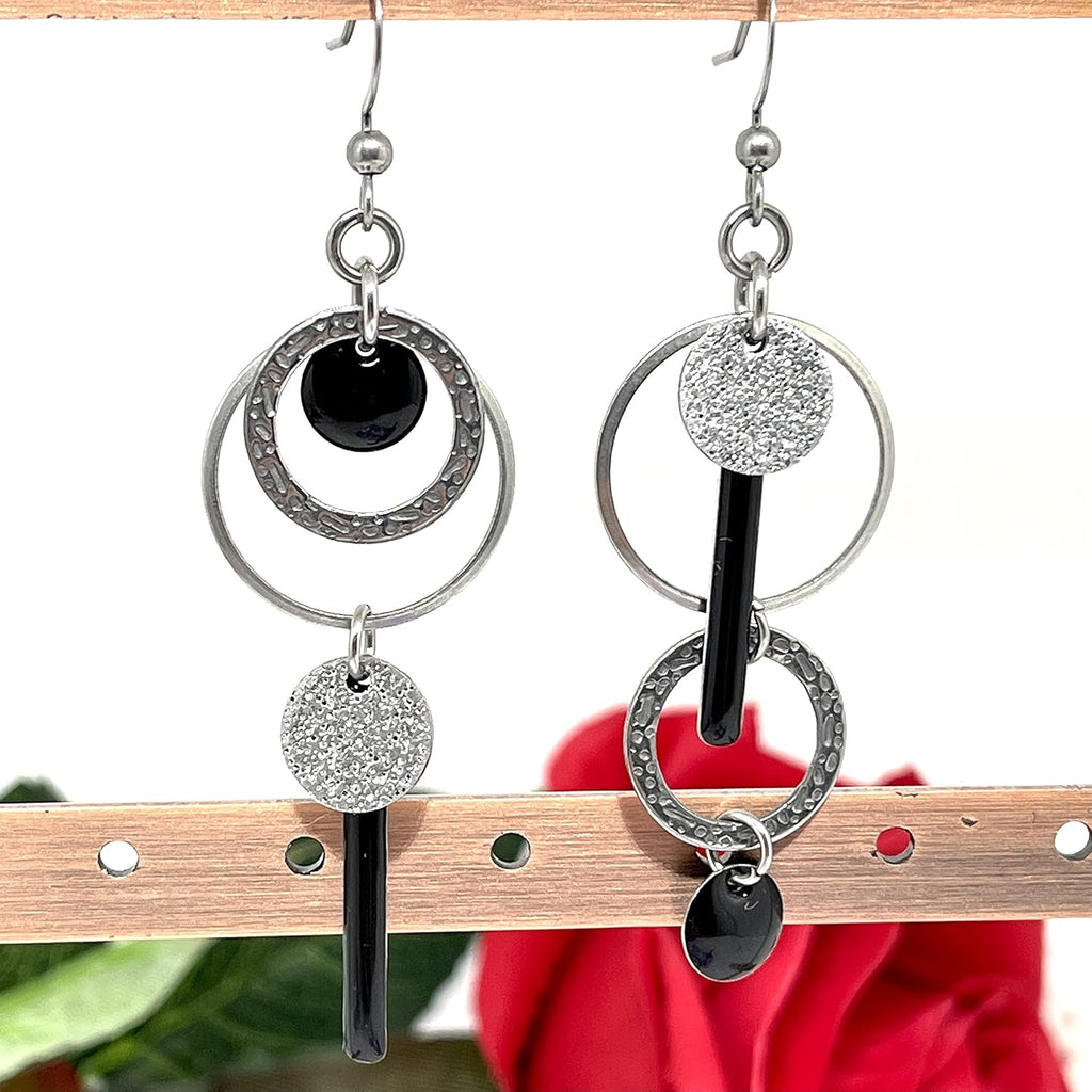 Boucles d'oreilles asymétriques sequins émaillés noir – acier inoxydable
