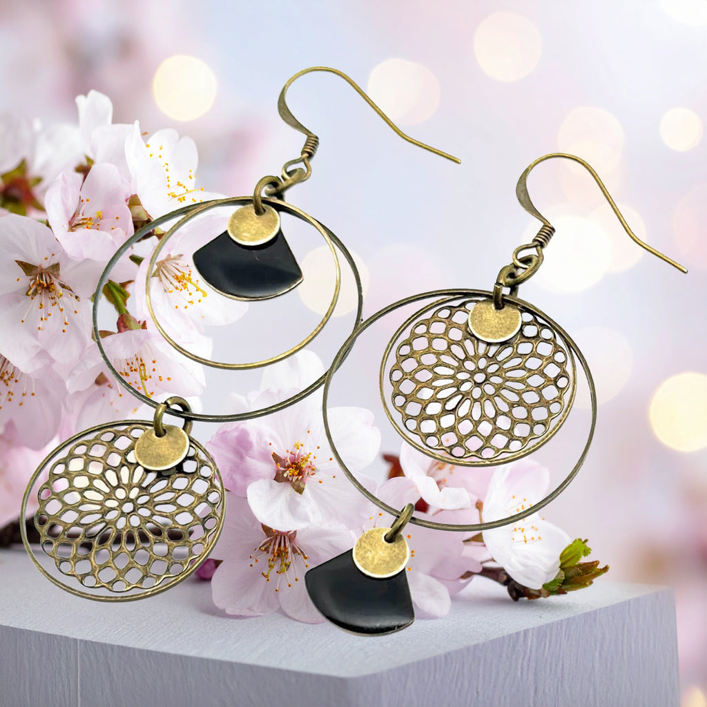 Boucles d'oreilles asymétriques rosaces et sequins émaillés noir
