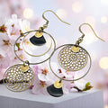 Boucles d'oreilles asymétriques rosaces et sequins émaillés noir