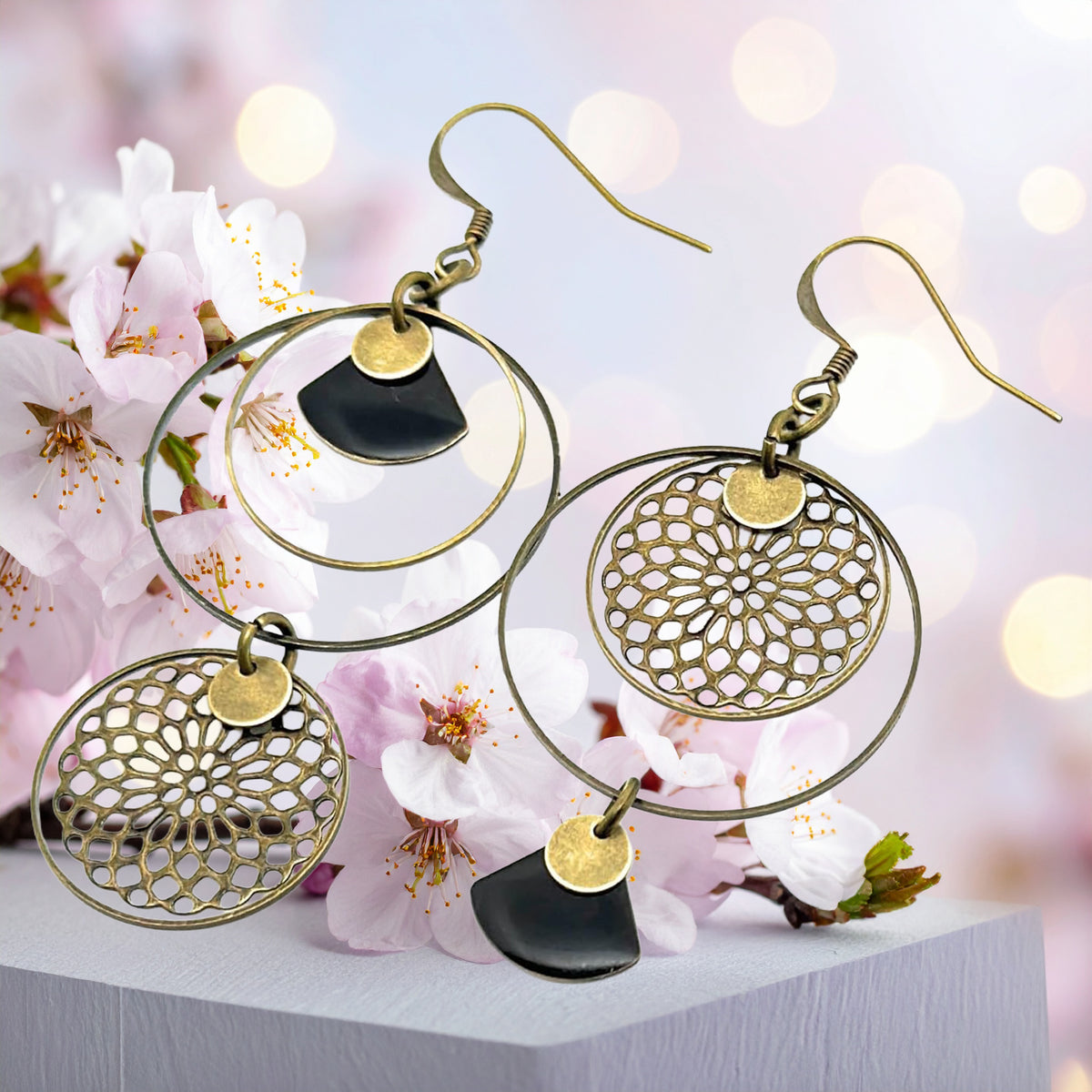 Boucles d'oreilles asymétriques rosaces et sequins émaillés noir