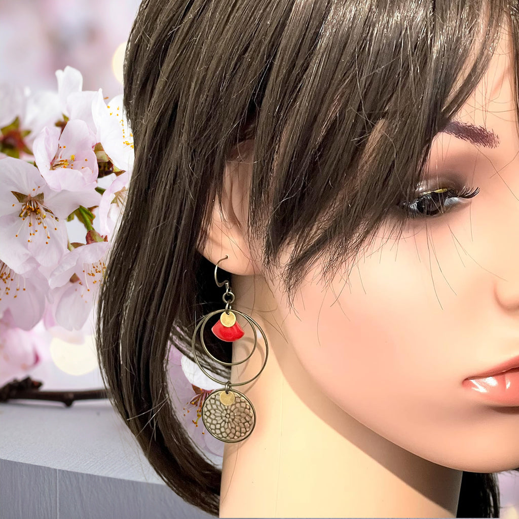 Boucles d'oreilles asymétriques rosaces et sequins émaillés rouge