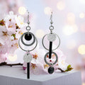 Boucles d'oreilles asymétriques sequins émaillés noir – acier inoxydable