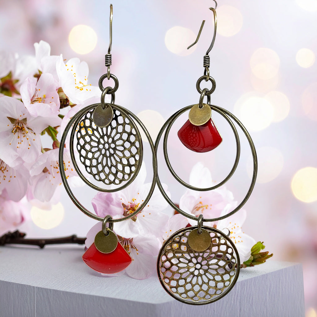 Boucles d'oreilles asymétriques rosaces et sequins émaillés rouge